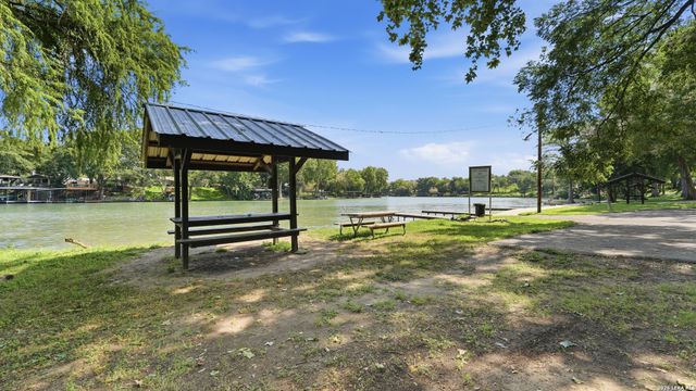453 E Zipp Rd, New Braunfels, TX 78130
