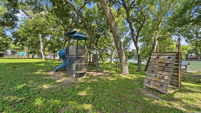 453 E Zipp Rd, New Braunfels, TX 78130