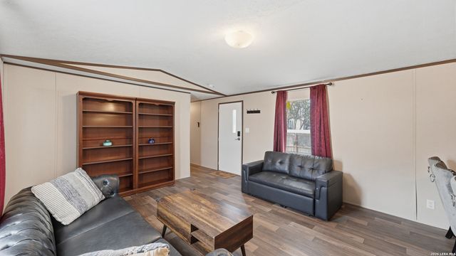 453 E Zipp Rd, New Braunfels, TX 78130