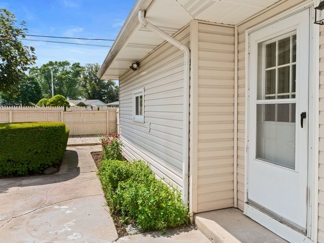 327 Marion Court, Wheeling, IL 60090