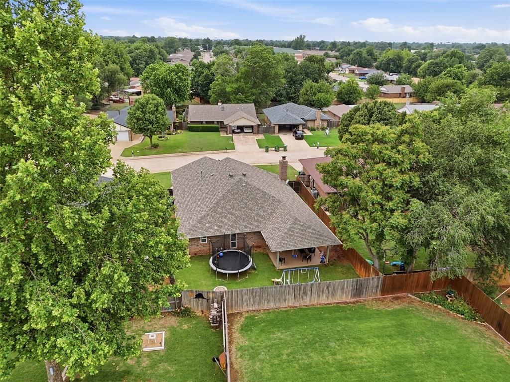 Image 25 of property listing at 1840 Greenway Avenue, Yukon, OK 73099