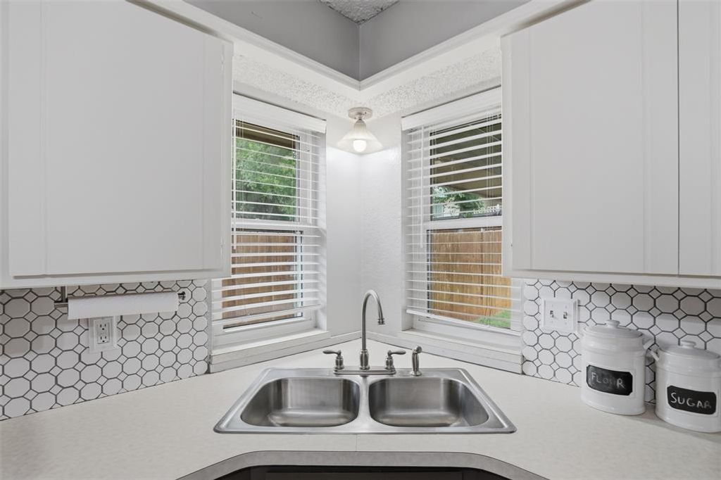 Image 10 of property listing at 1840 Greenway Avenue, Yukon, OK 73099
