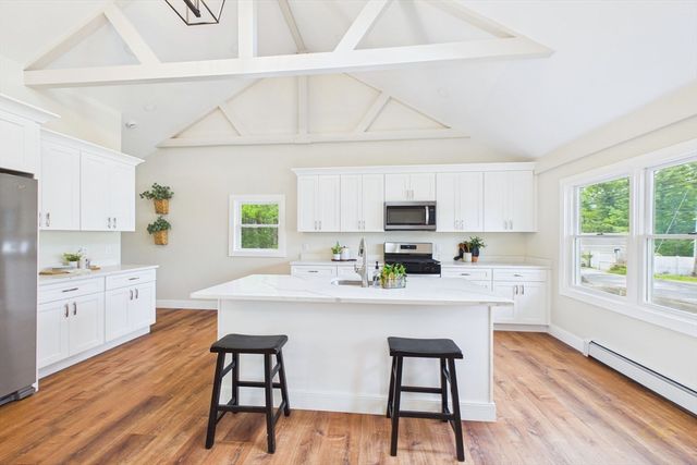 22 Randall Rd, Mattapoisett, MA 02739