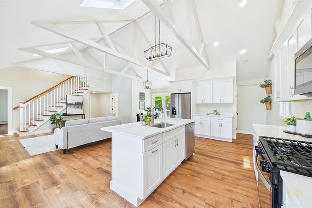 22 Randall Rd, Mattapoisett, MA 02739