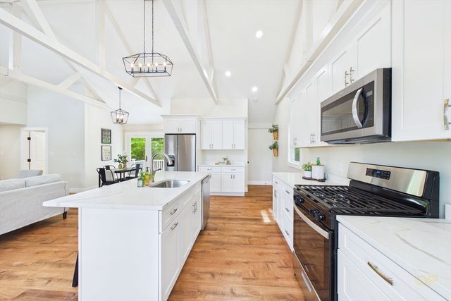 22 Randall Rd, Mattapoisett, MA 02739