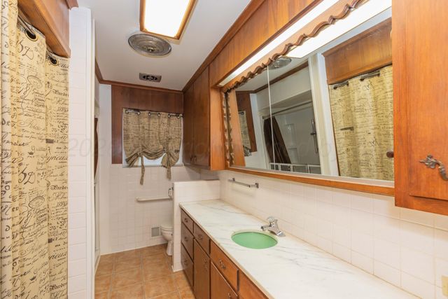 901 W Second Street, Claude, TX 79019