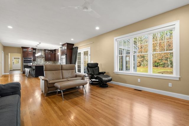 10 Emily Ln, Pembroke, MA 02359