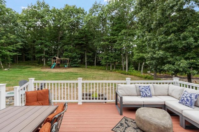 48 Robinson Dr, Bedford, MA 01730