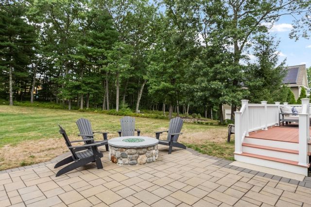 48 Robinson Dr, Bedford, MA 01730