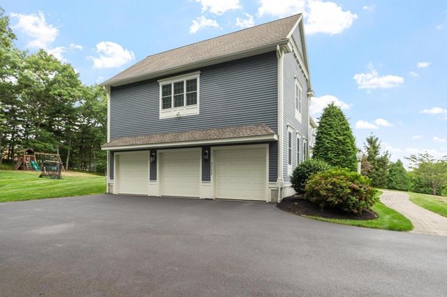 48 Robinson Dr, Bedford, MA 01730