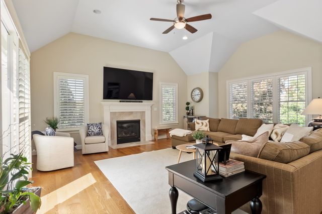 48 Robinson Dr, Bedford, MA 01730
