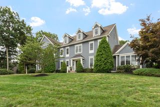 48 Robinson Dr, Bedford, MA 01730