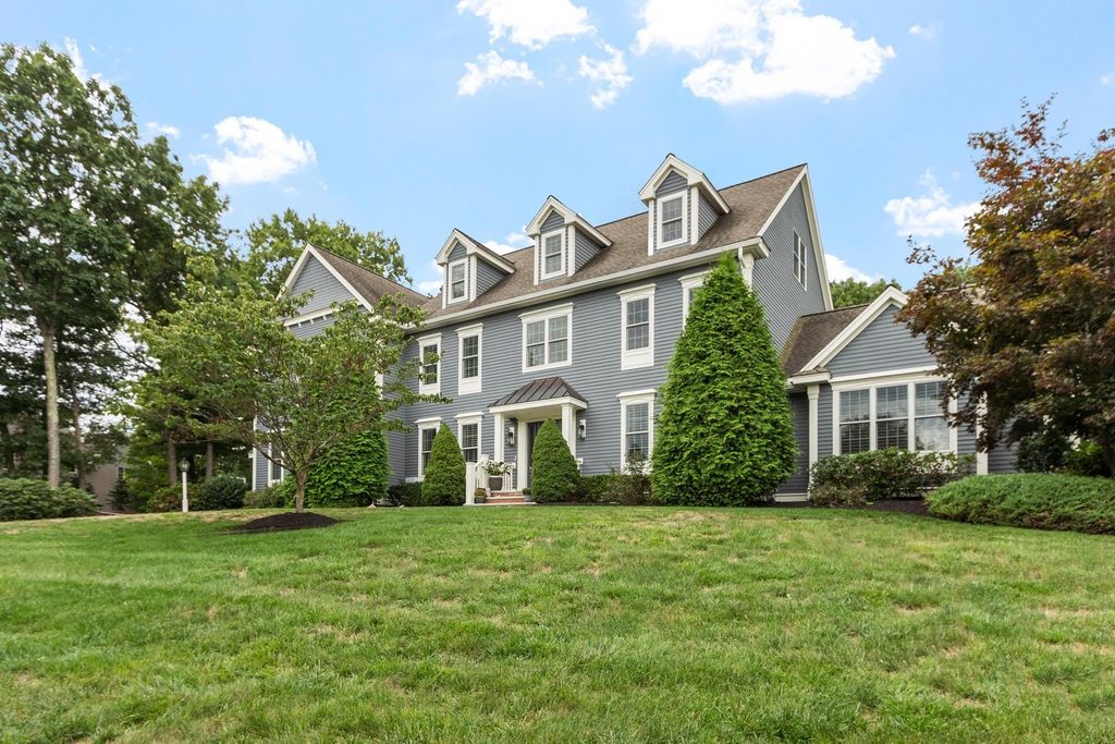 48 Robinson Dr, Bedford, MA 01730