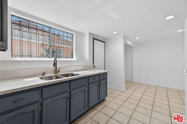 913 E 92nd Street, Los Angeles, CA 90002