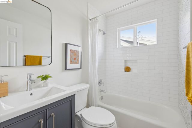 2207 Damuth St 1, Oakland, CA 94602