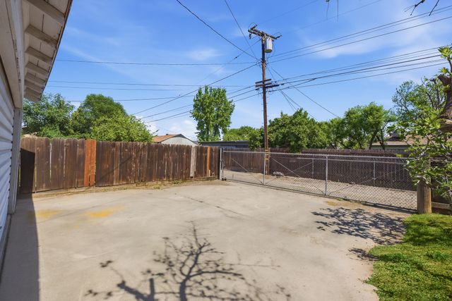 908 S Clark Street, Visalia, CA 93292