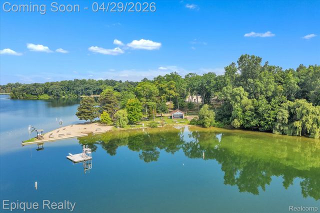7441 Honeysuckle Road, West Bloomfield Charter Township, MI 48324