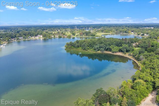 7441 Honeysuckle Road, West Bloomfield Charter Township, MI 48324