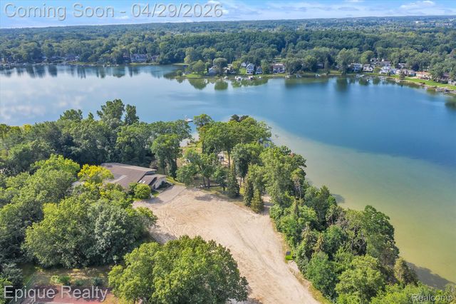 7441 Honeysuckle Road, West Bloomfield Charter Township, MI 48324