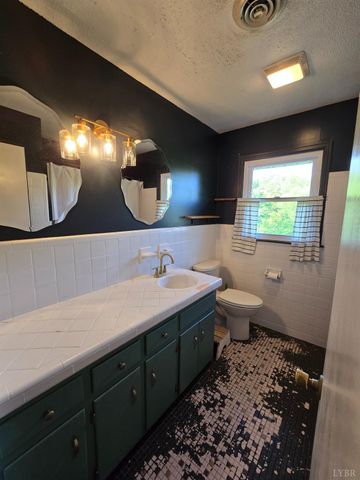 1540 Oakwood Street, Bedford, VA 24523