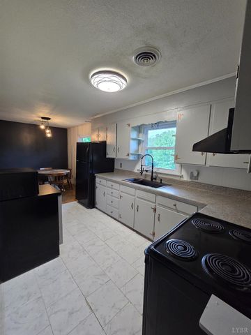 1540 Oakwood Street, Bedford, VA 24523