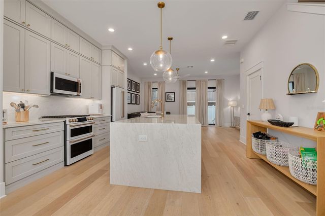 233 8TH STREET N, St Petersburg, FL 33701