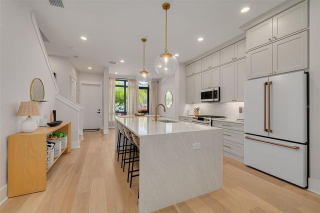 233 8TH STREET N, St Petersburg, FL 33701
