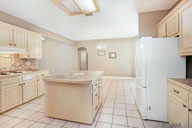 1227 E Eva St, Gonzales, LA 70737