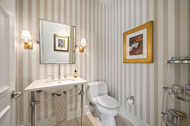 118 E ERIE Street 28F, Chicago, IL 60611