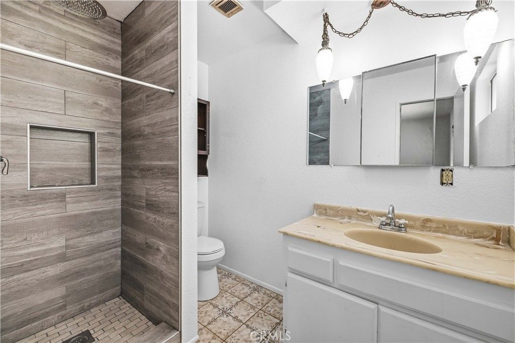 Image 10 of property listing at 38442 3rd St E E, Palmdale, CA 93550