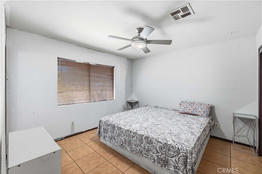 Image 11 of property listing at 38442 3rd St E E, Palmdale, CA 93550