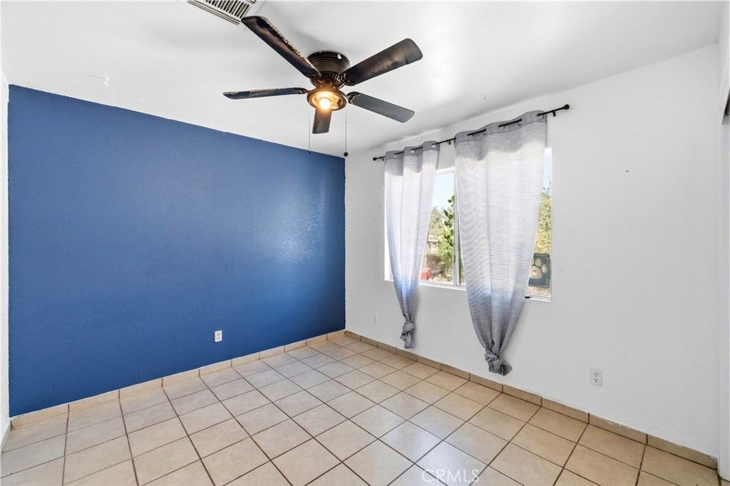 Image 12 of property listing at 38442 3rd St E E, Palmdale, CA 93550