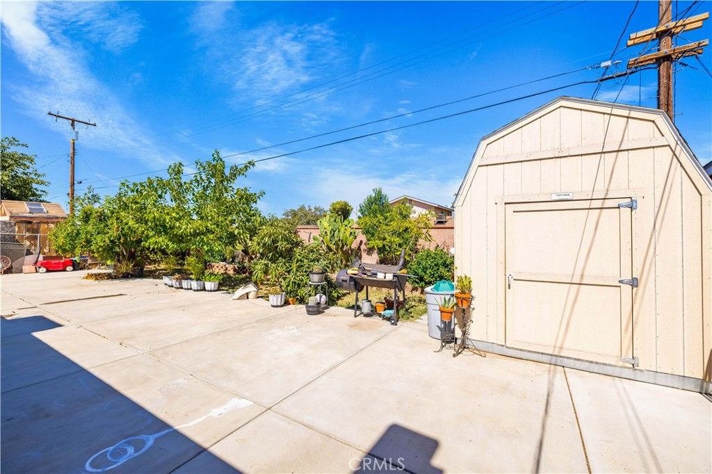 Image 14 of property listing at 38442 3rd St E E, Palmdale, CA 93550