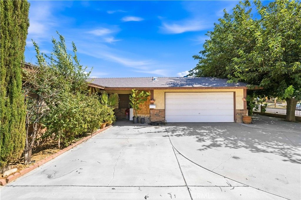 Image 15 of property listing at 38442 3rd St E E, Palmdale, CA 93550