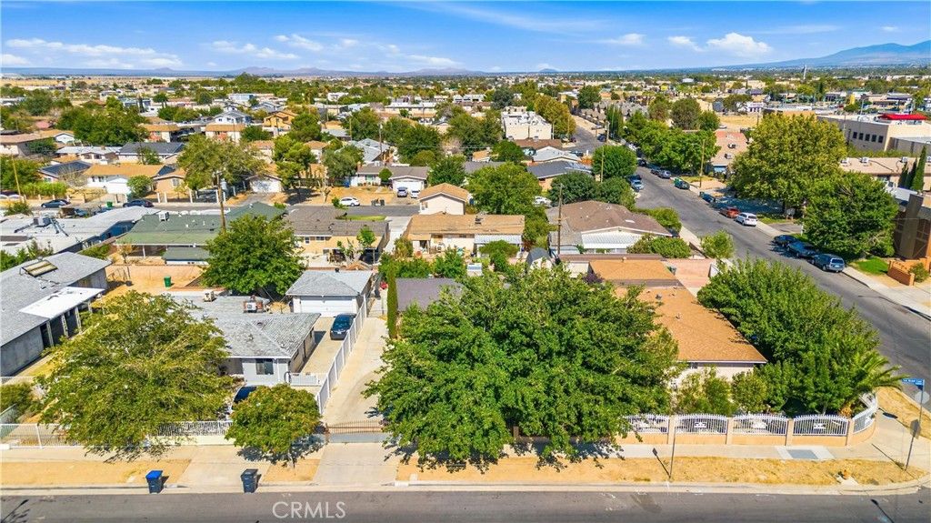 Image 17 of property listing at 38442 3rd St E E, Palmdale, CA 93550
