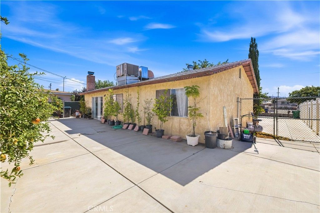 Image 3 of property listing at 38442 3rd St E E, Palmdale, CA 93550