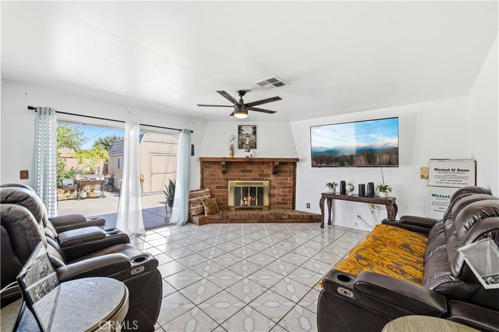 Image 4 of property listing at 38442 3rd St E E, Palmdale, CA 93550