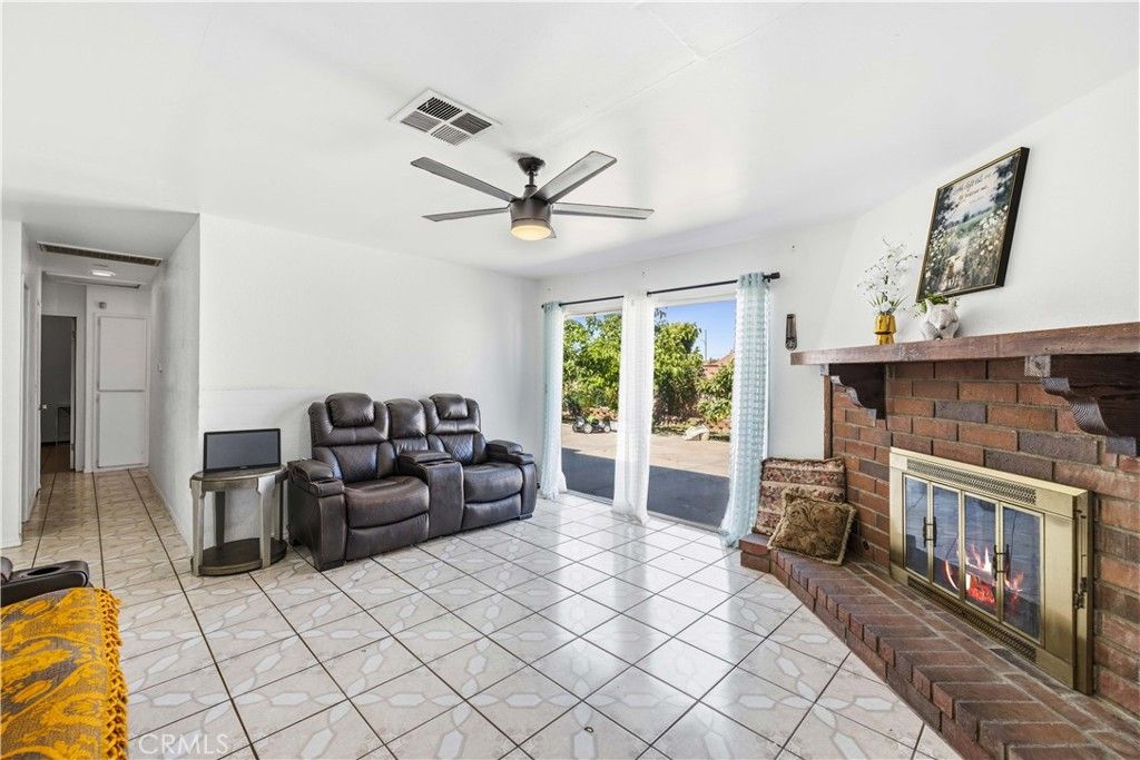 Image 5 of property listing at 38442 3rd St E E, Palmdale, CA 93550