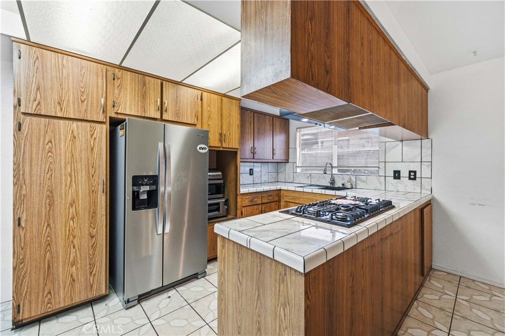 Image 6 of property listing at 38442 3rd St E E, Palmdale, CA 93550