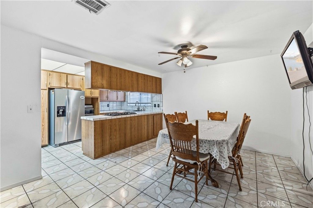 Image 8 of property listing at 38442 3rd St E E, Palmdale, CA 93550