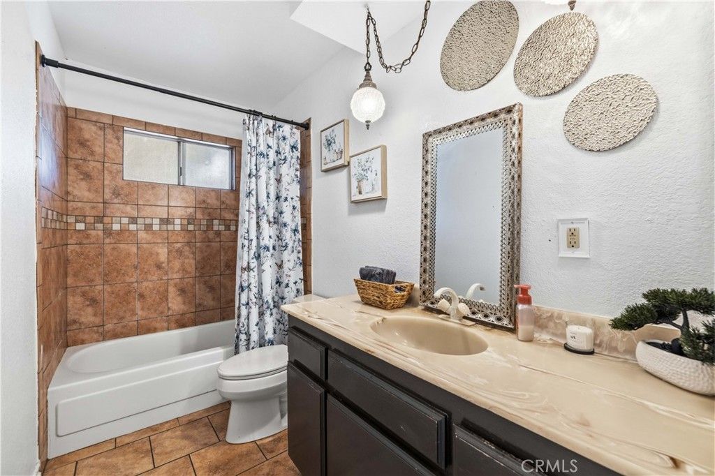 Image 9 of property listing at 38442 3rd St E E, Palmdale, CA 93550