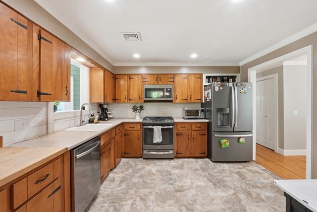 137 Ward St, North Brookfield, MA 01535