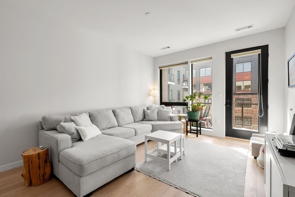 45 W 3rd St 406, Boston, MA 02127