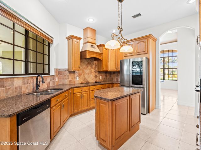 896 Yellow Wood Court SE, Palm Bay, FL 32909