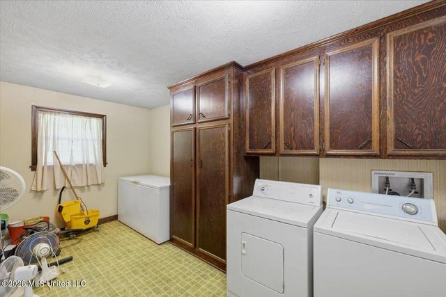 1031 Thigpen Road, Raymond, MS 39154
