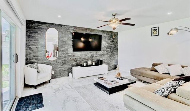 128 N Royal Pine Cir N, Royal Palm Beach, FL 33411