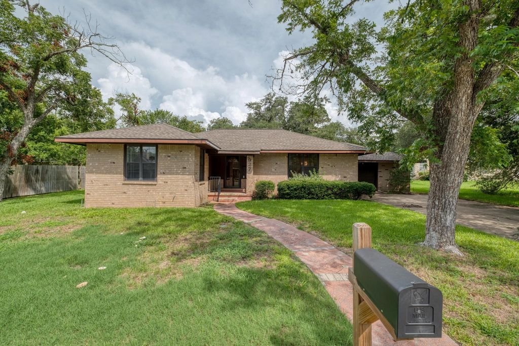 927 E Walnut ST, La Grange, TX 78945