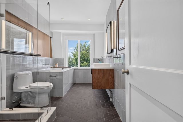 17 Thomas Park 2, Boston, MA 02127