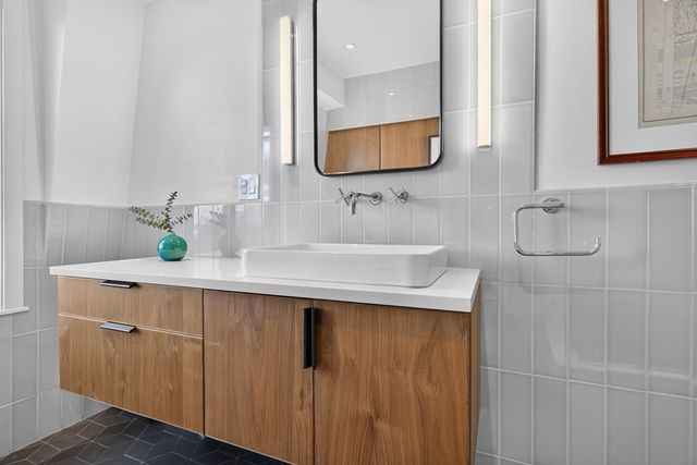 17 Thomas Park 2, Boston, MA 02127