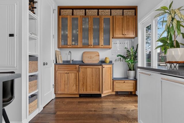 17 Thomas Park 2, Boston, MA 02127